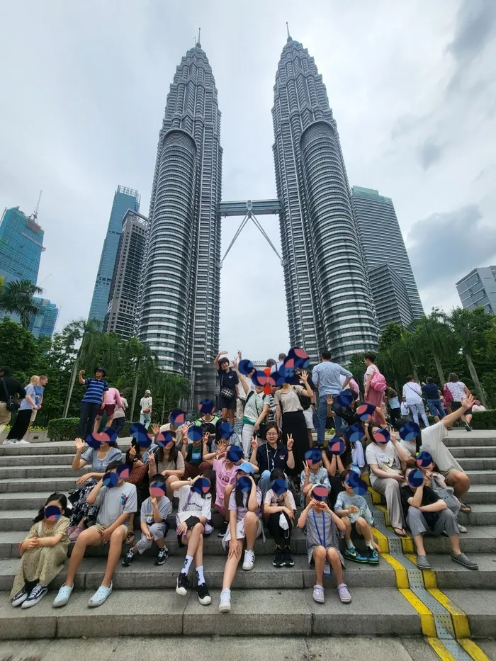 쿠알라룸푸르 KLCC 페트로나스 트윈타워 앞에 모인 한달살기 가족들