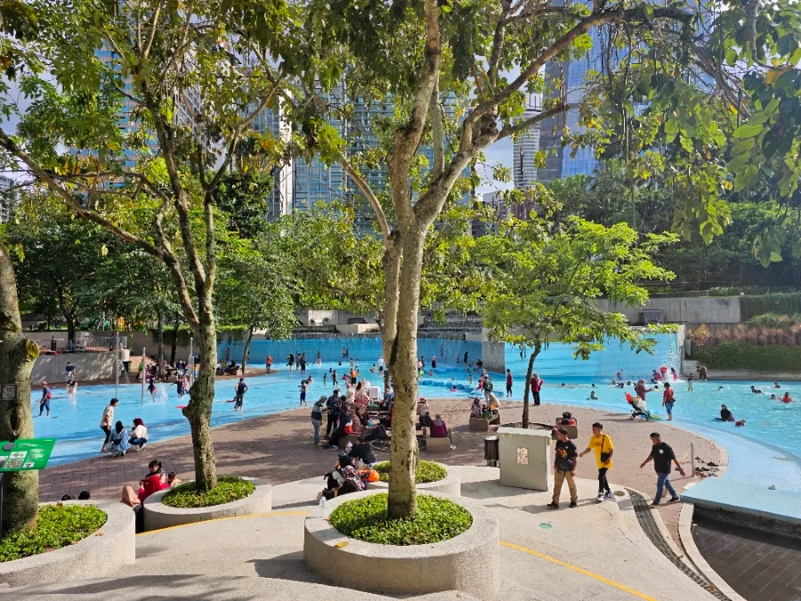 12월25일 성탄절의 klcc 공원 이미지 4