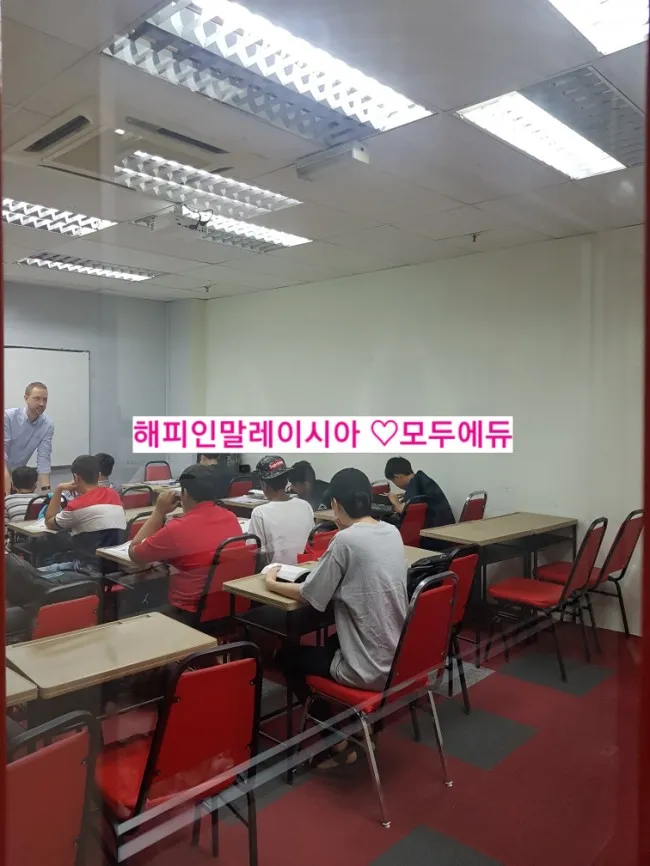 말레이시아 쿠알라룸푸르 Elec 8월캠프 진행중(2)-11살이상 성인반 교재와 수업모습 이미지 7